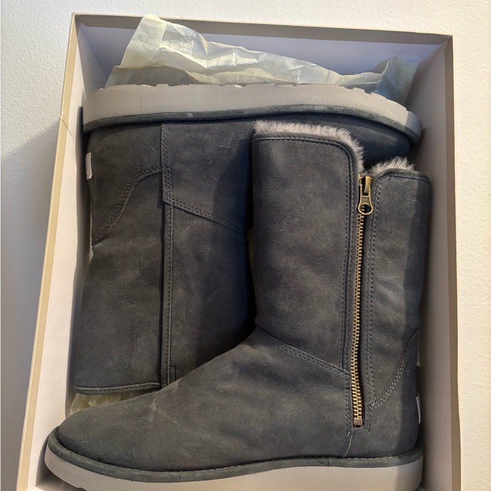 UGG W Abree Short II Boots in Gray